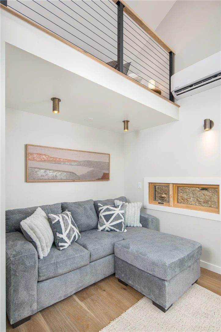 Image number 16 for the current listing