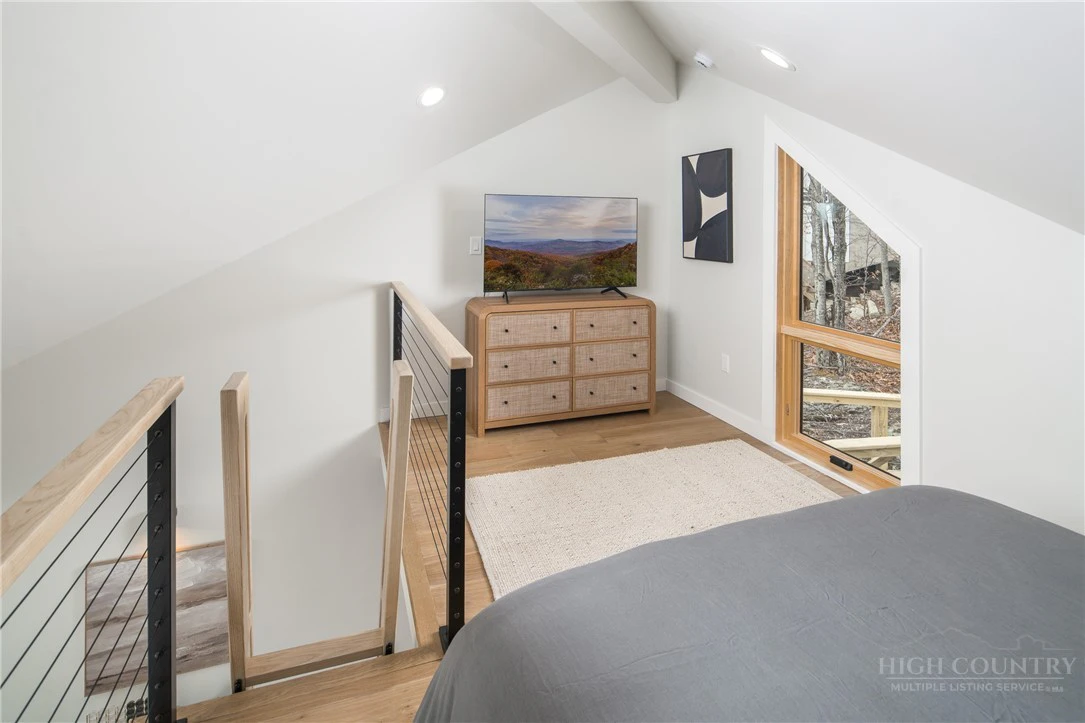 Image number 18 for the current listing