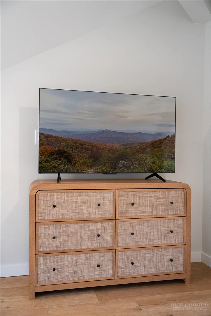 Image number 25 for the current listing