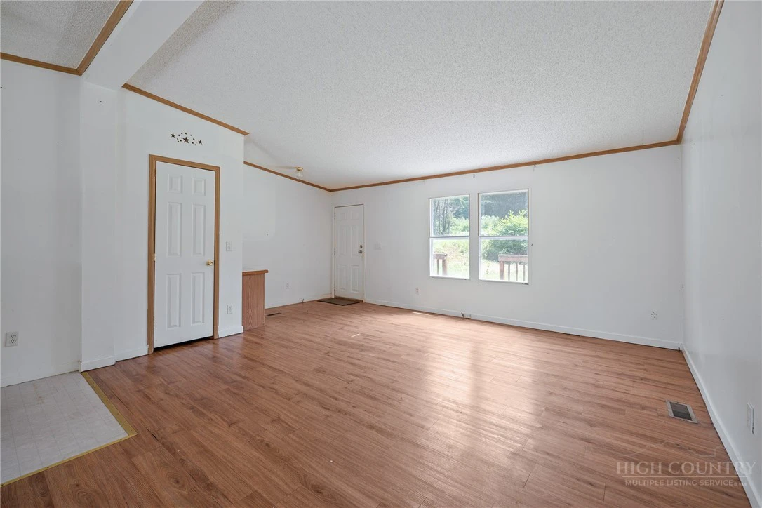 Image number 14 for the current listing