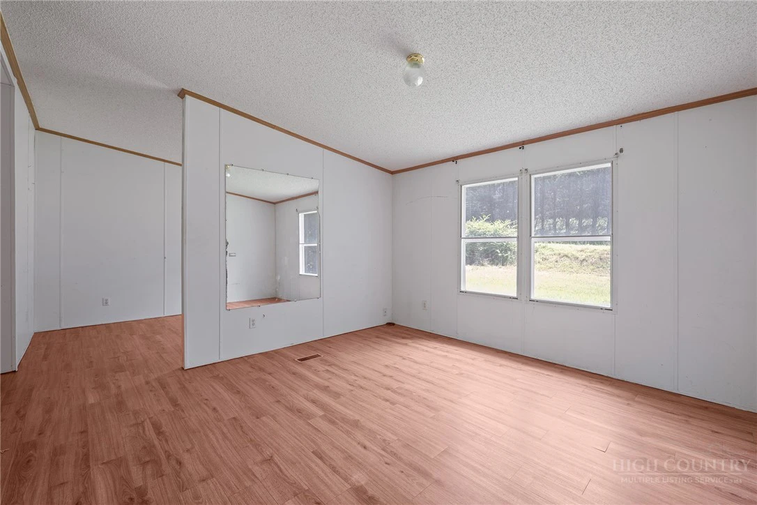 Image number 15 for the current listing