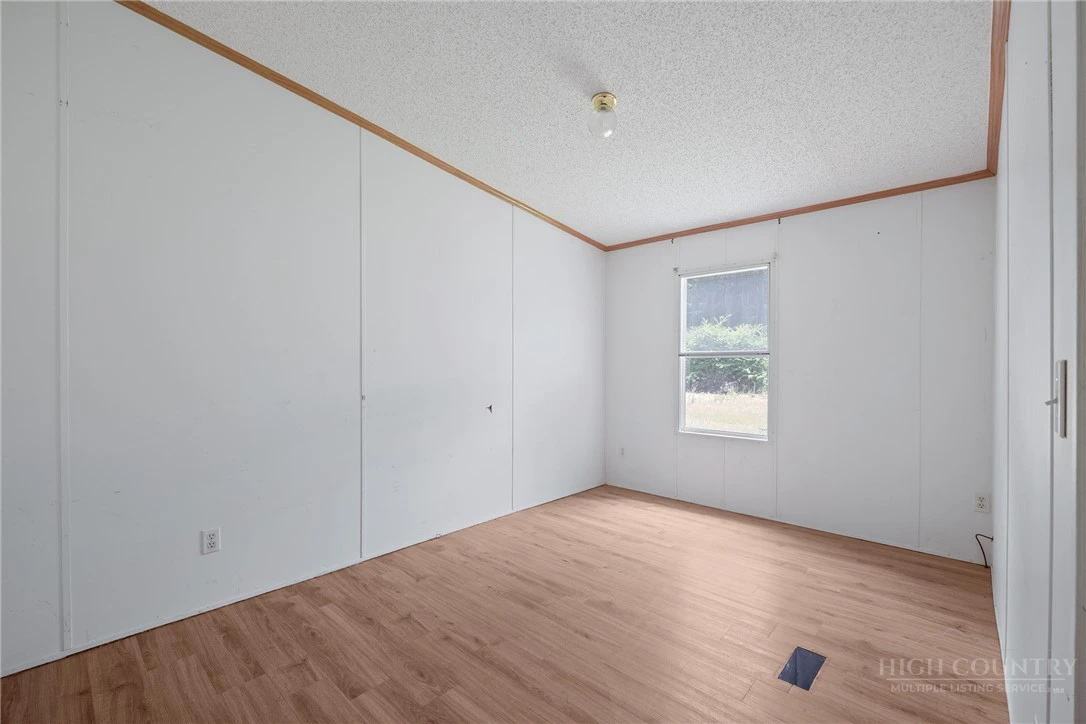Image number 18 for the current listing