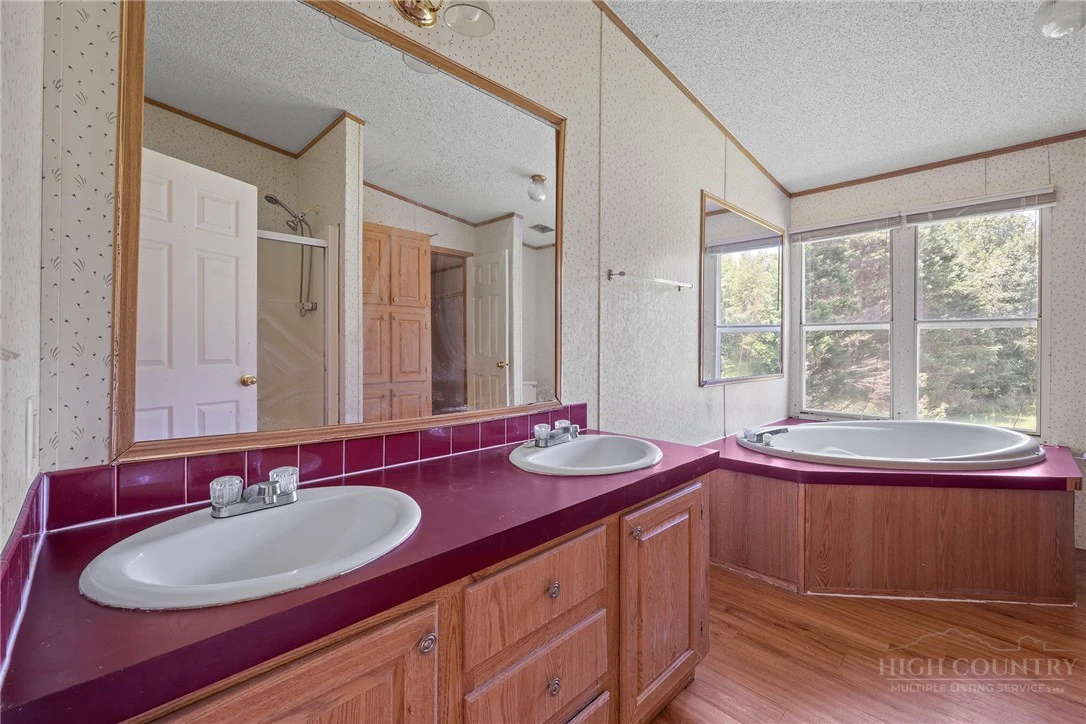 Image number 21 for the current listing
