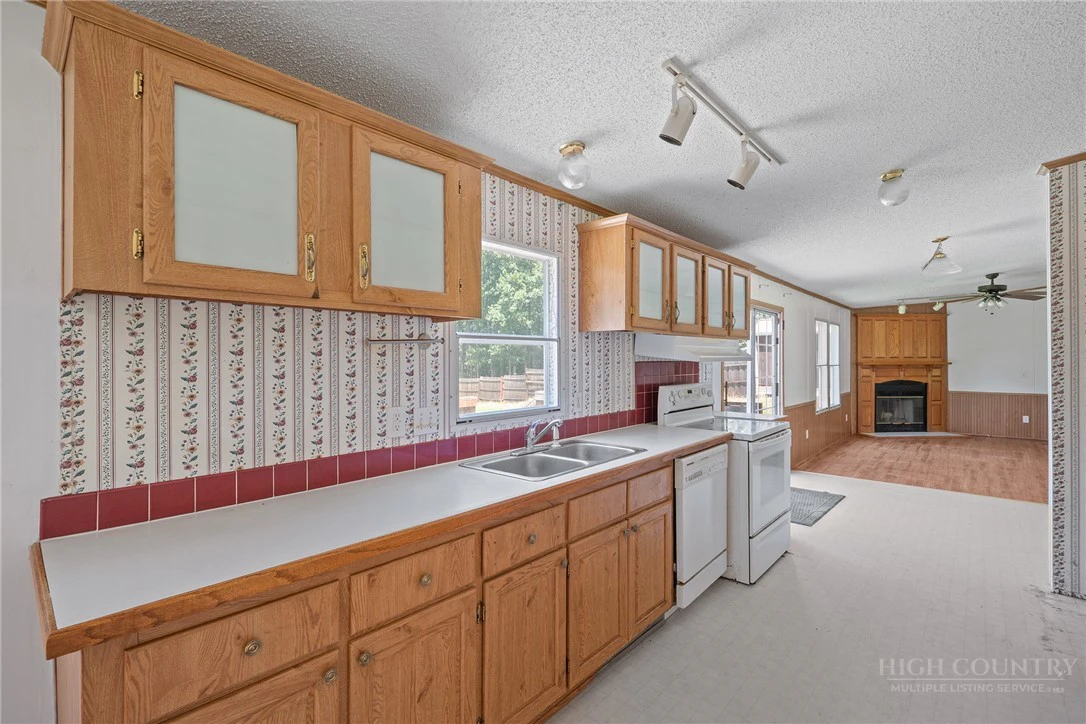 Image number 11 for the current listing