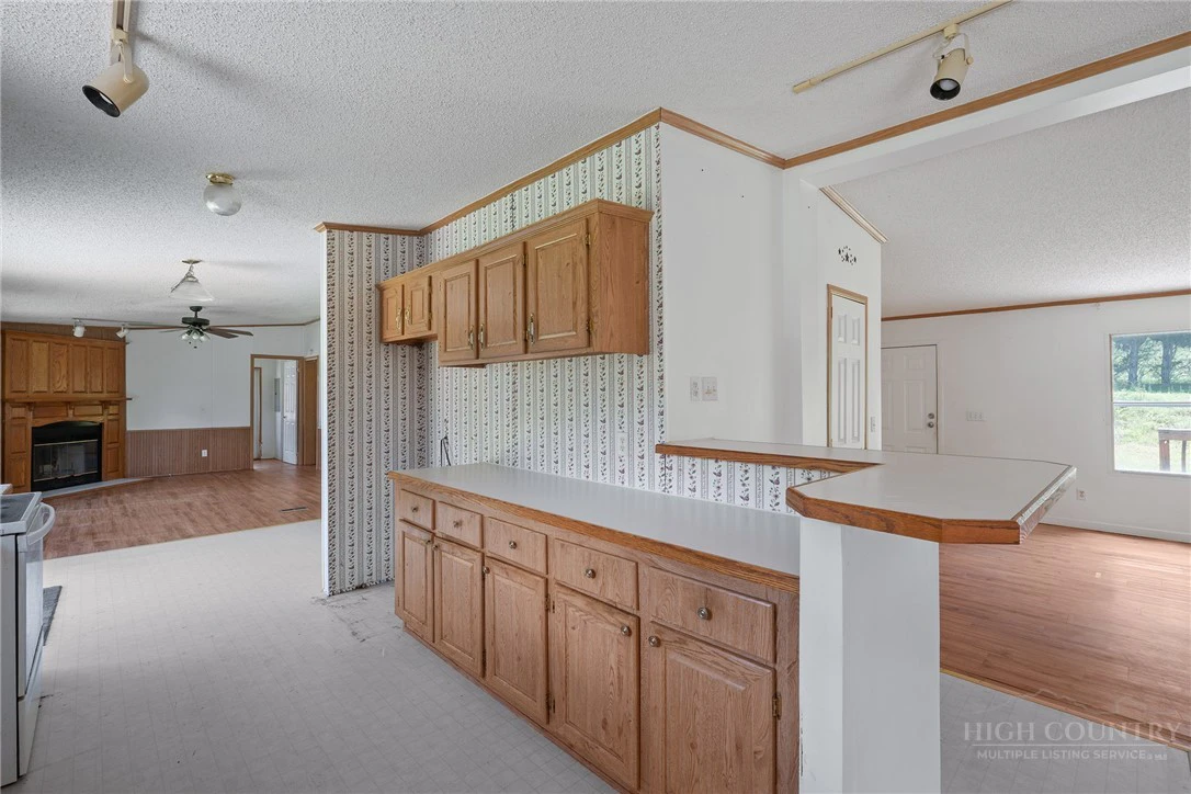 Image number 9 for the current listing
