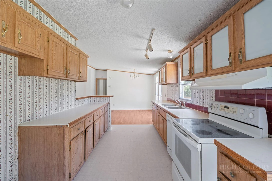 Image number 8 for the current listing