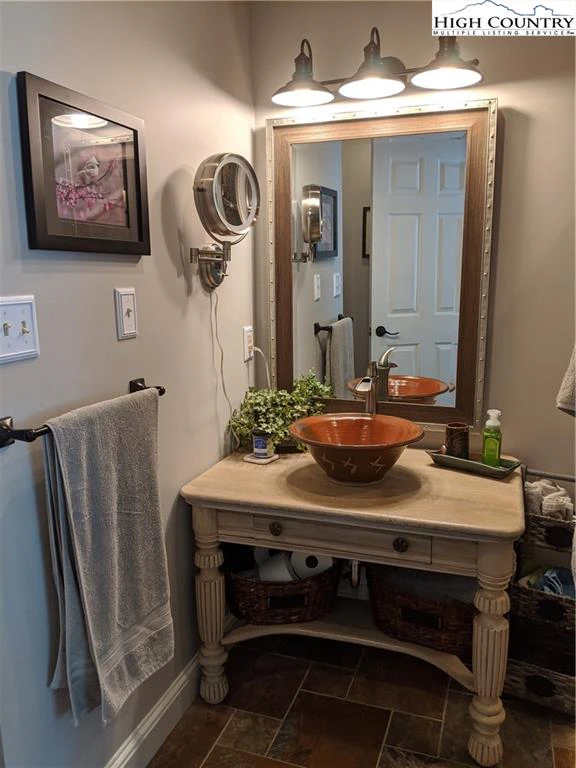 Image number 18 for the current listing