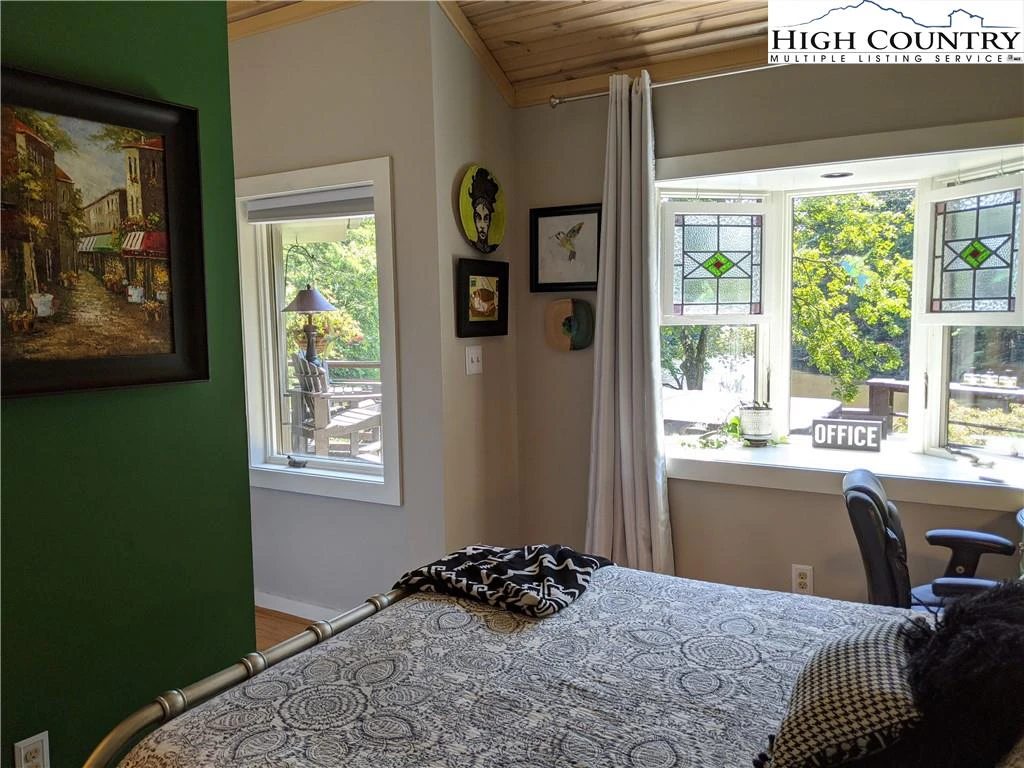 Image number 16 for the current listing