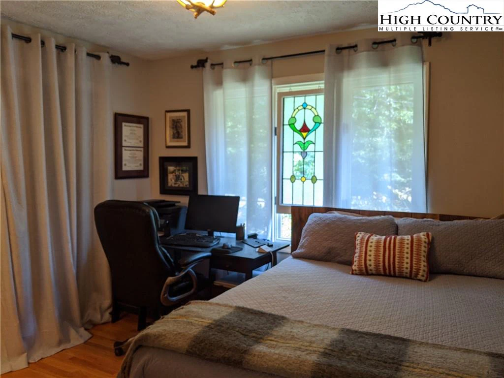 Image number 15 for the current listing