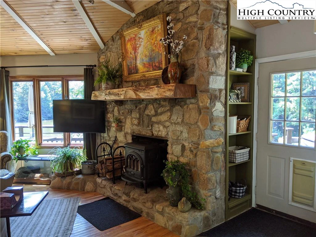 Image number 11 for the current listing