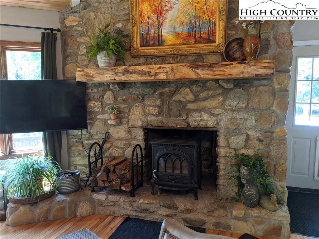 Image number 21 for the current listing