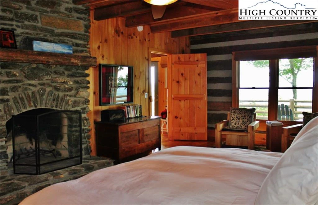Image number 3 for the current listing