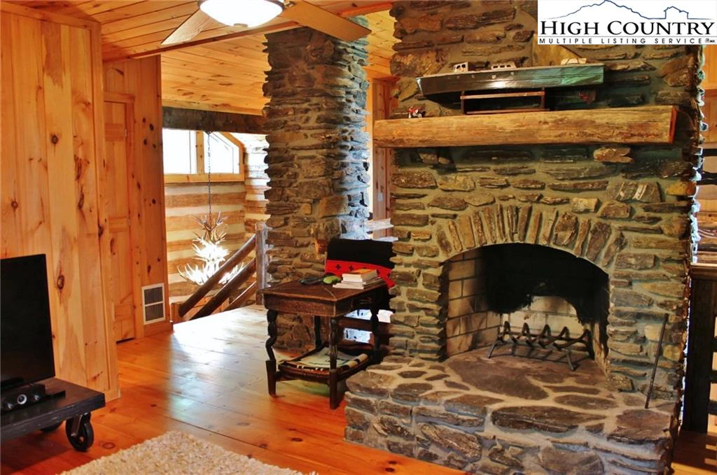 Image number 8 for the current listing