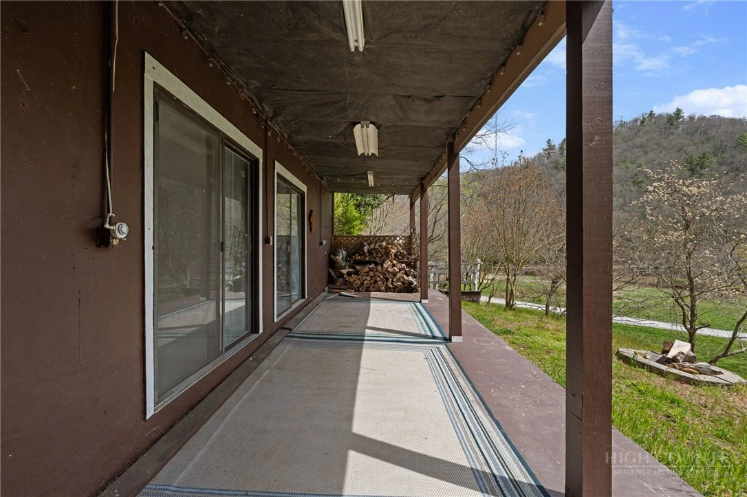 Image number 17 for the current listing