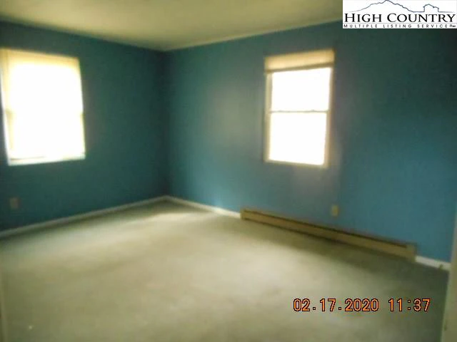 Image number 17 for the current listing