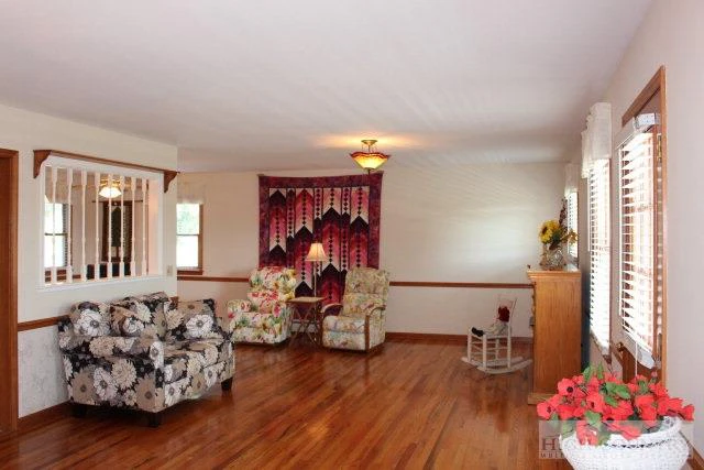 Image number 8 for the current listing