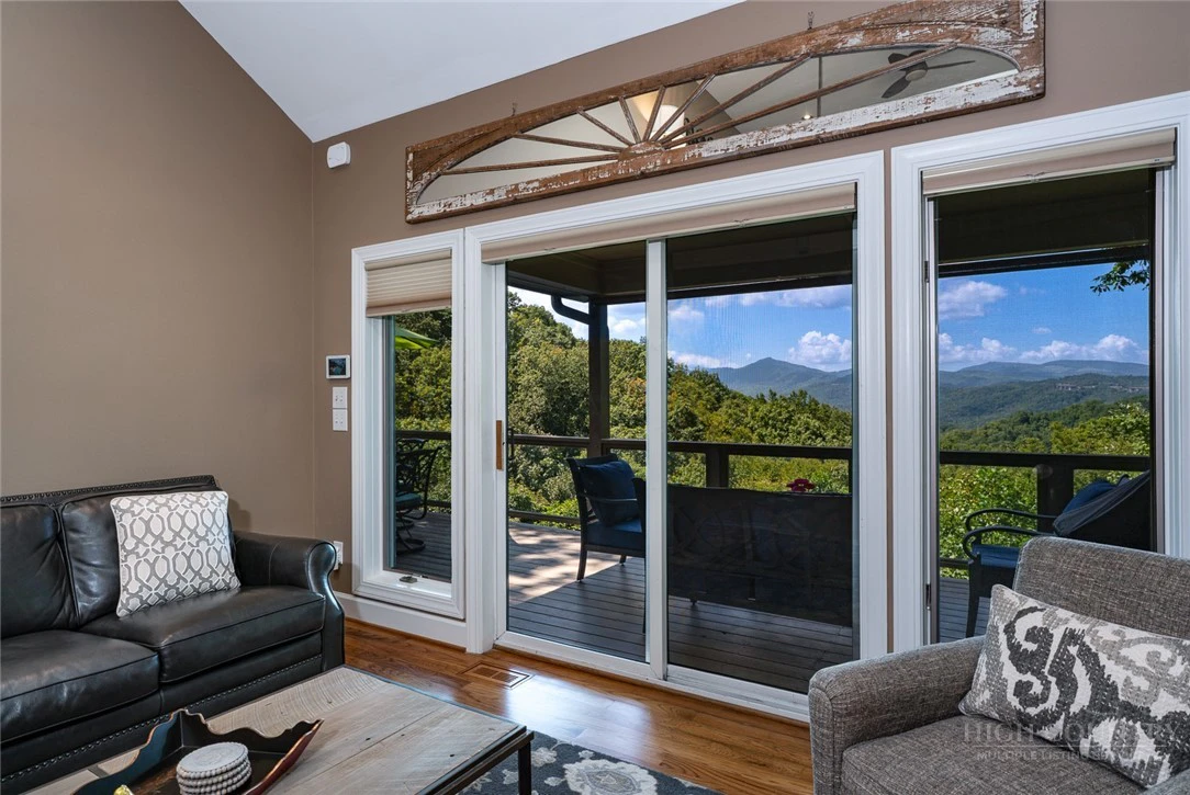 Image number 11 for the current listing