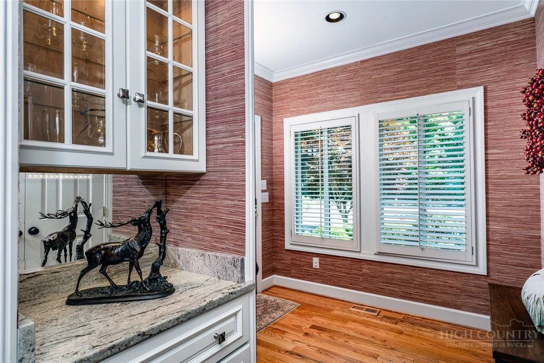 Image number 16 for the current listing