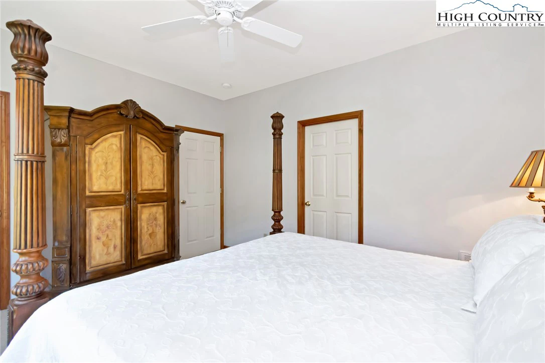 Image number 11 for the current listing