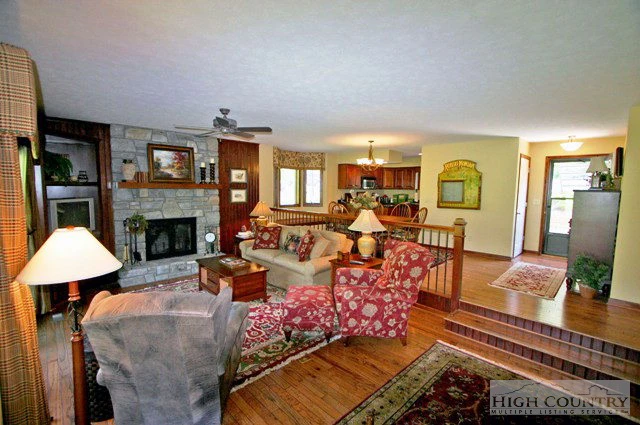 Image number 3 for the current listing