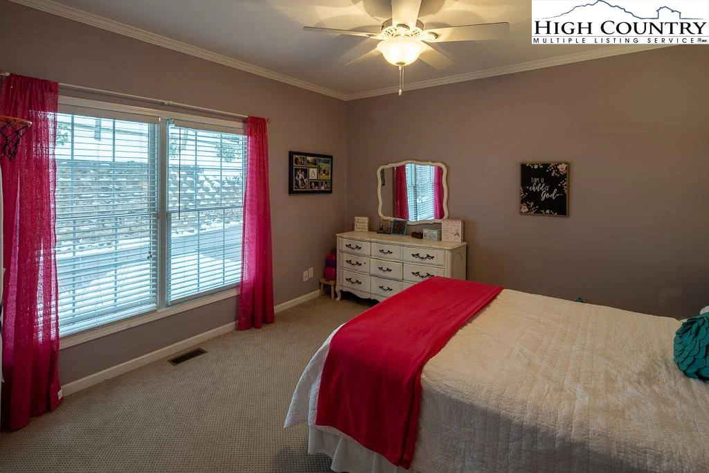 Image number 4 for the current listing