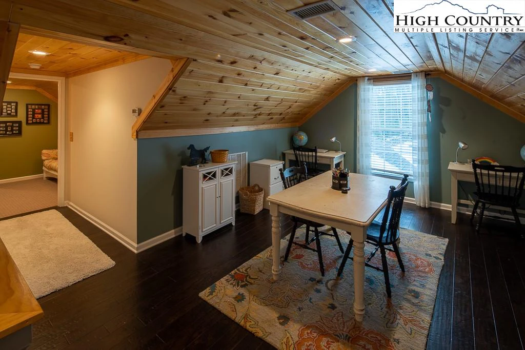 Image number 9 for the current listing