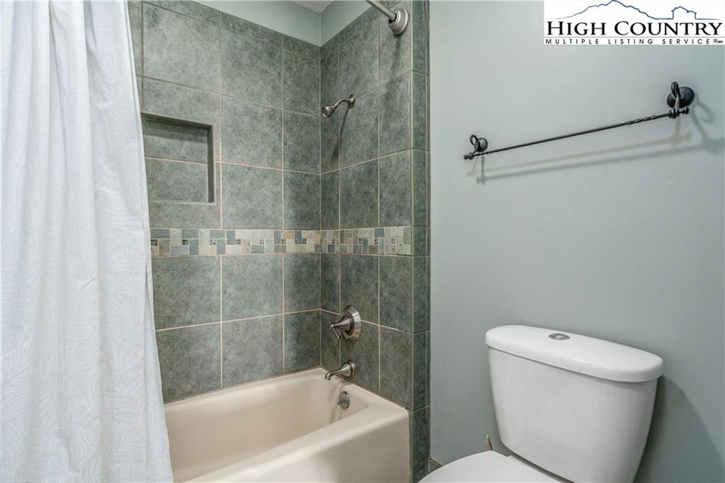 Image number 17 for the current listing