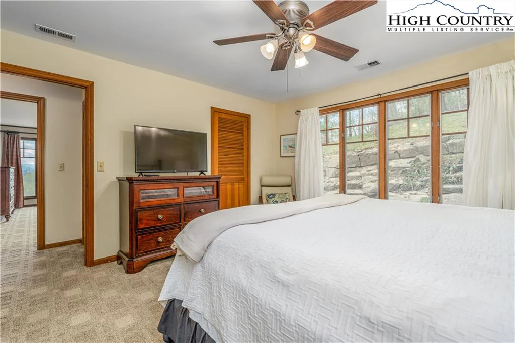 Image number 19 for the current listing