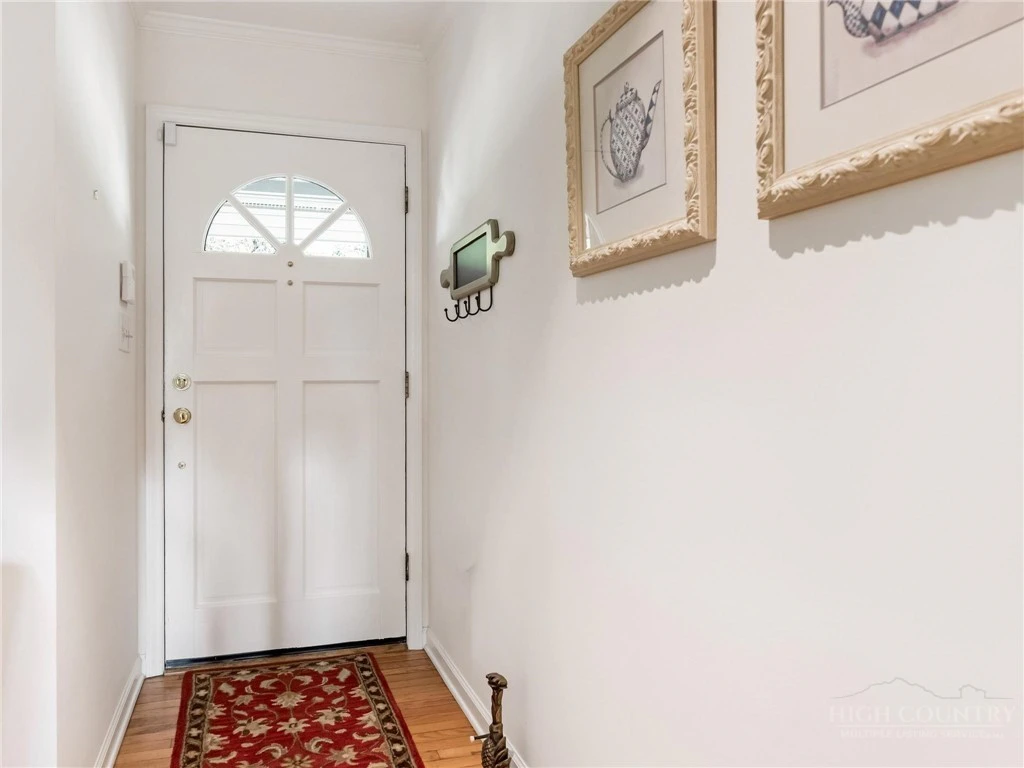 Image number 4 for the current listing
