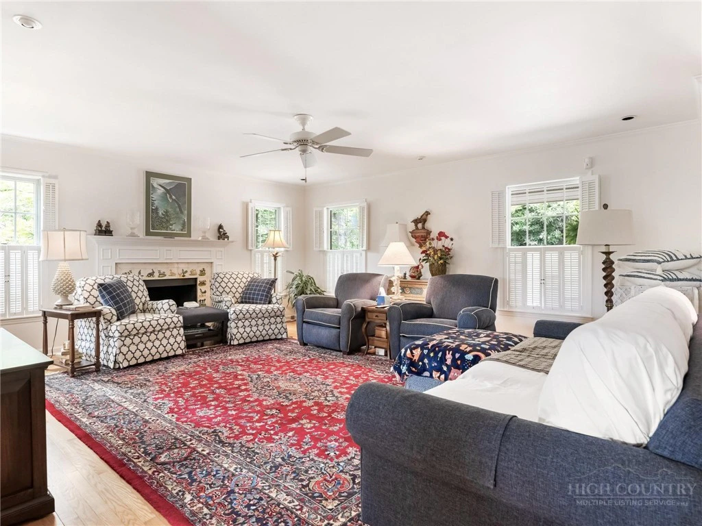 Image number 5 for the current listing