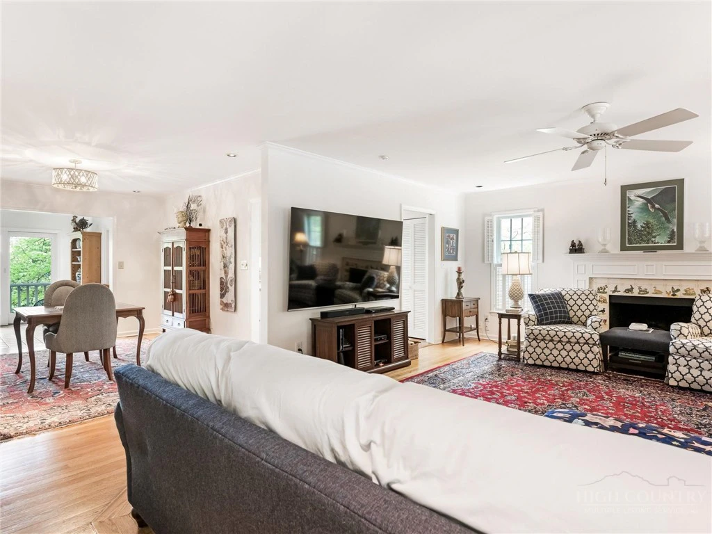 Image number 6 for the current listing
