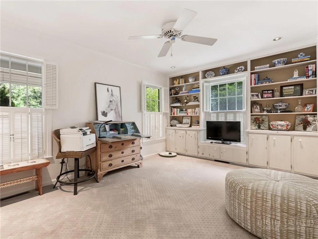 Image number 9 for the current listing