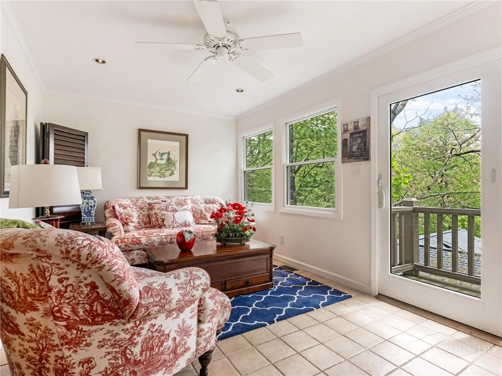 Image number 17 for the current listing