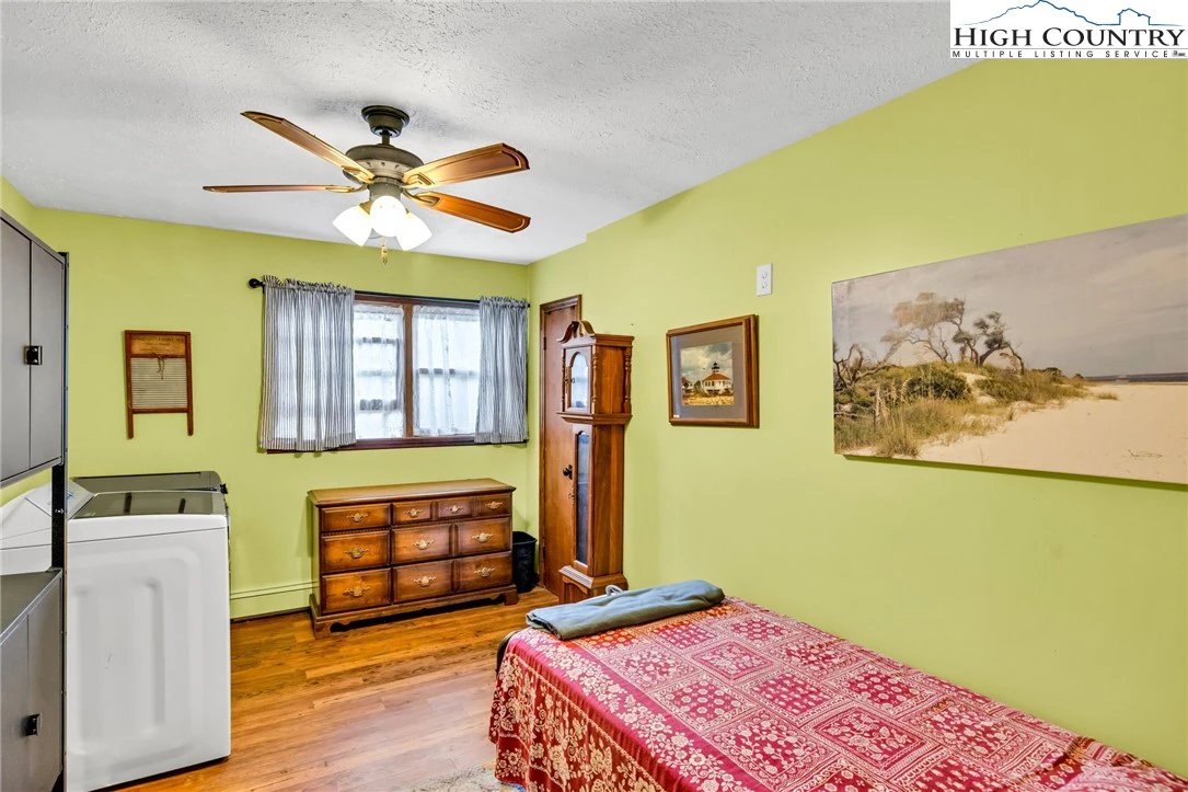Image number 2 for the current listing