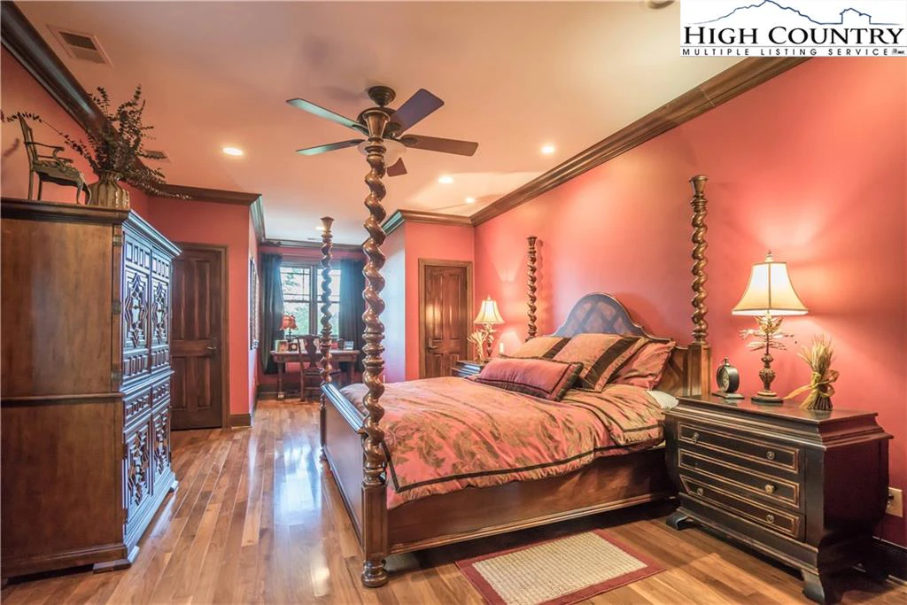 Image number 4 for the current listing