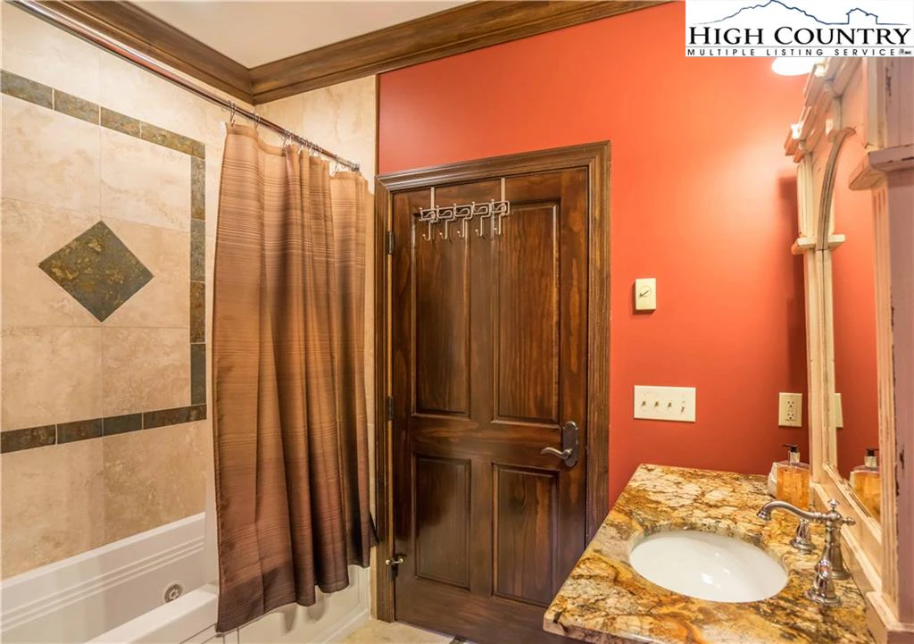 Image number 5 for the current listing
