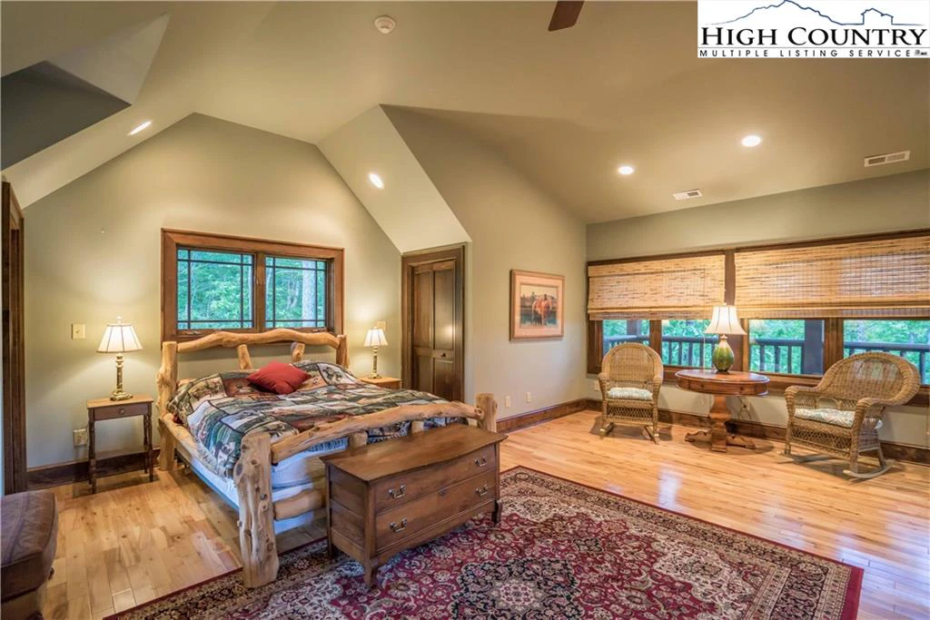 Image number 18 for the current listing