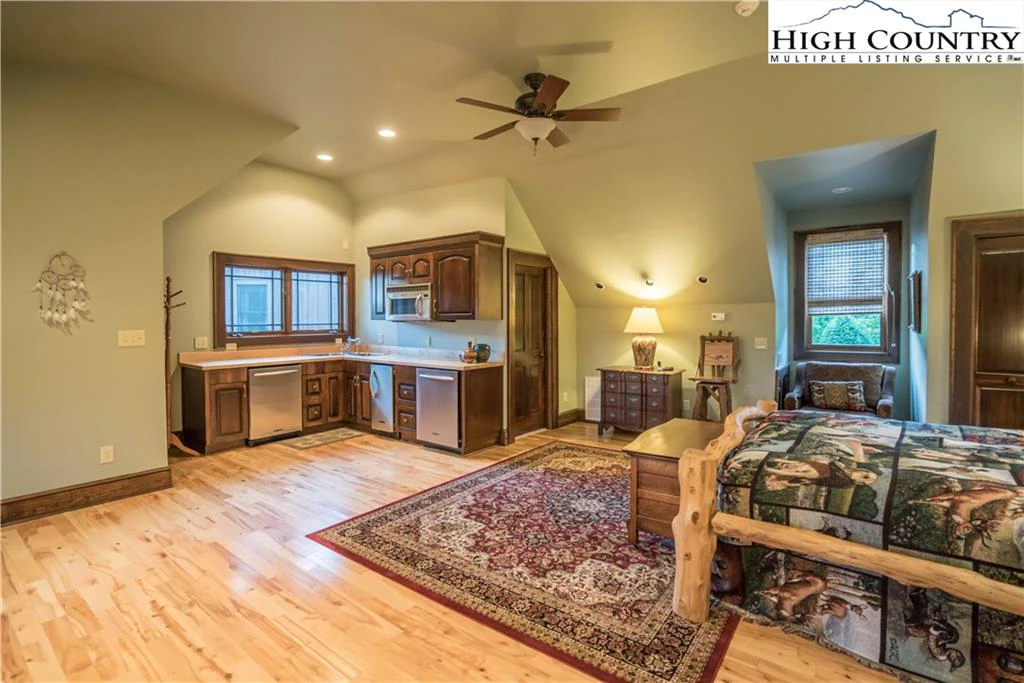 Image number 19 for the current listing
