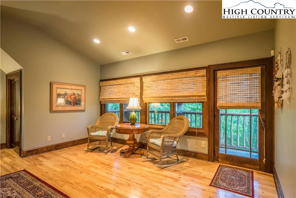 Image number 20 for the current listing