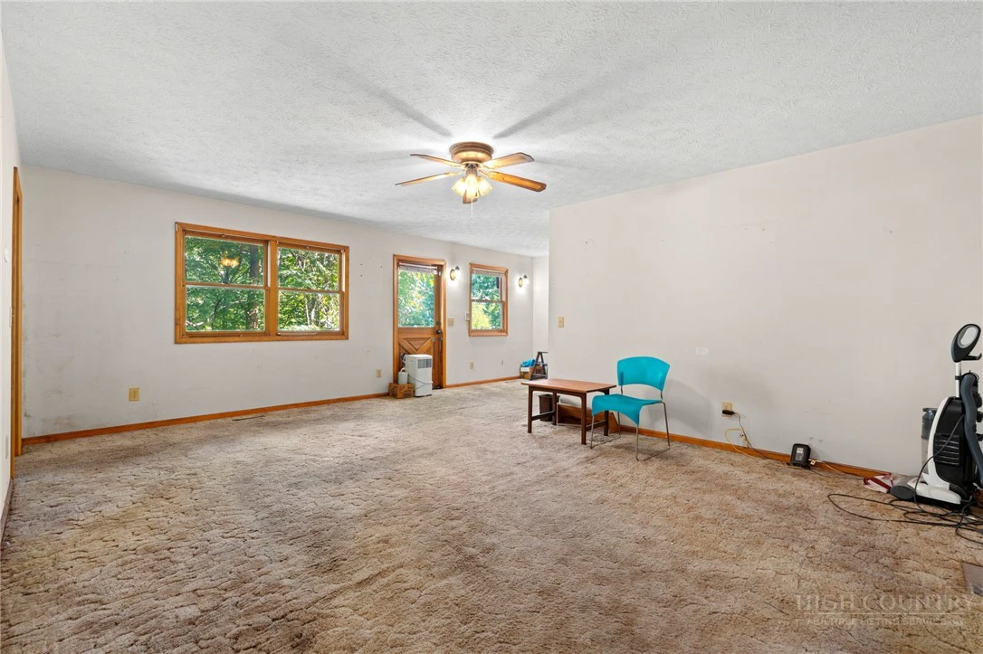 Image number 17 for the current listing