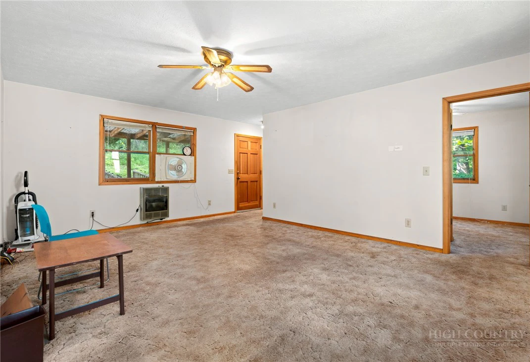 Image number 19 for the current listing