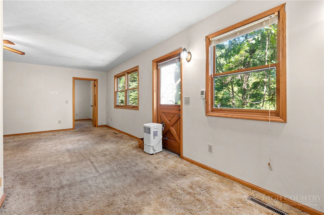 Image number 21 for the current listing