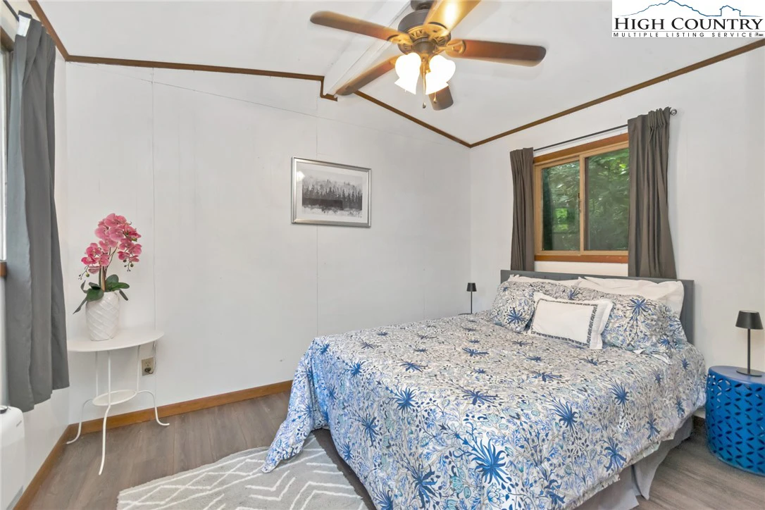 Image number 4 for the current listing