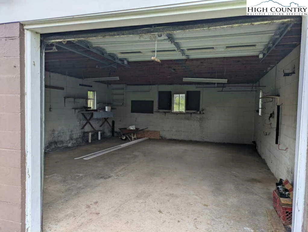 Image number 19 for the current listing