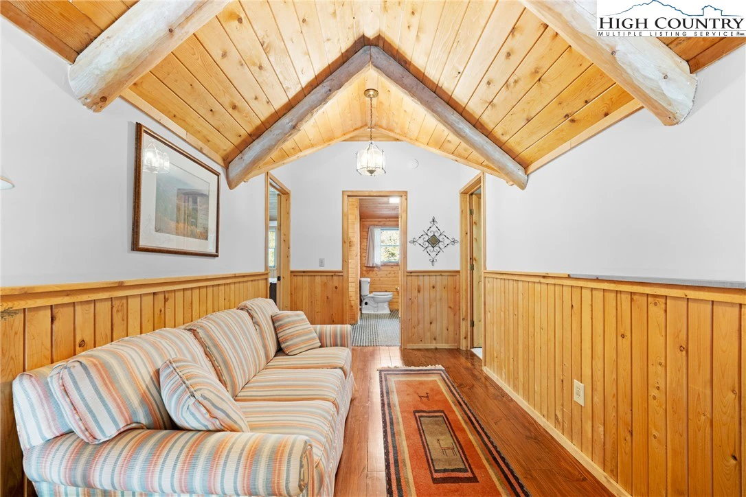 Image number 14 for the current listing