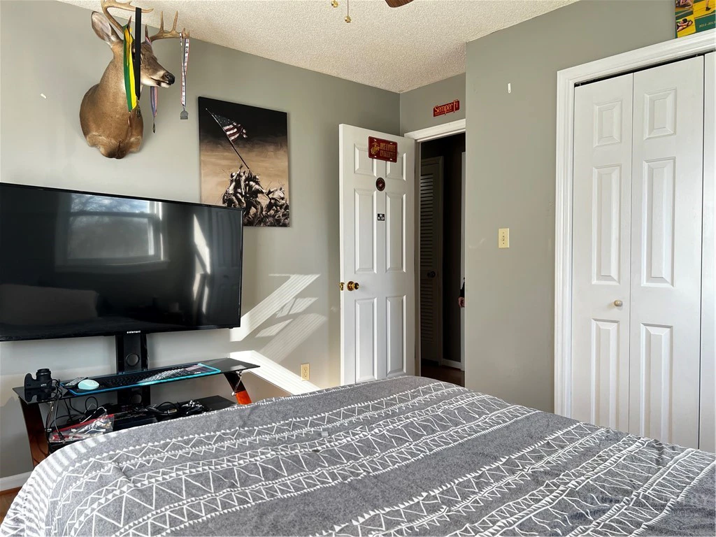 Image number 14 for the current listing