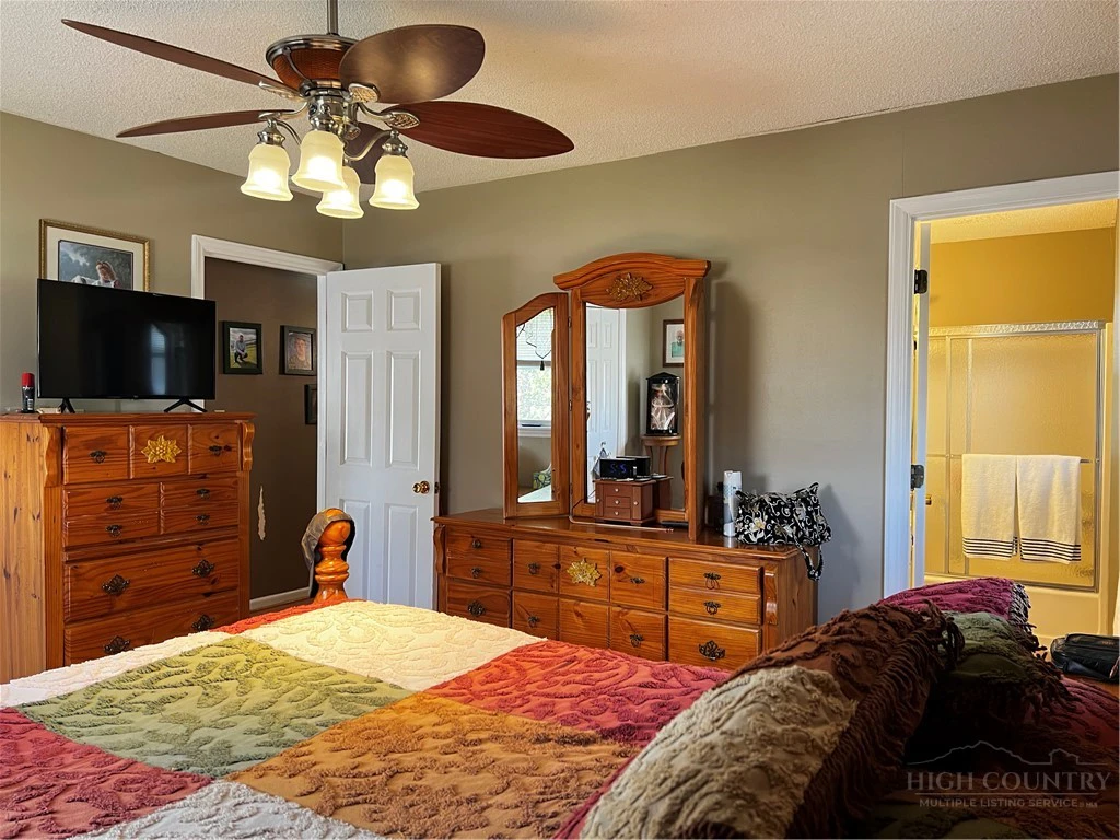 Image number 4 for the current listing