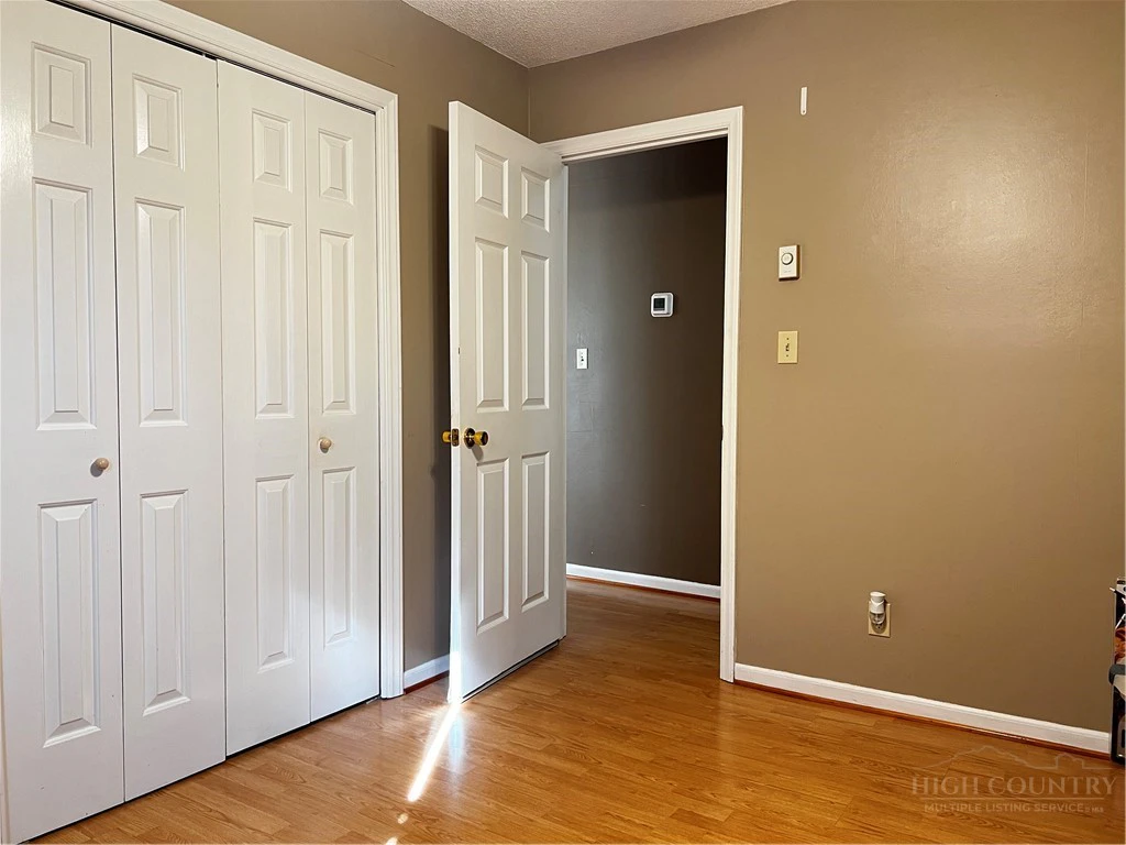 Image number 11 for the current listing