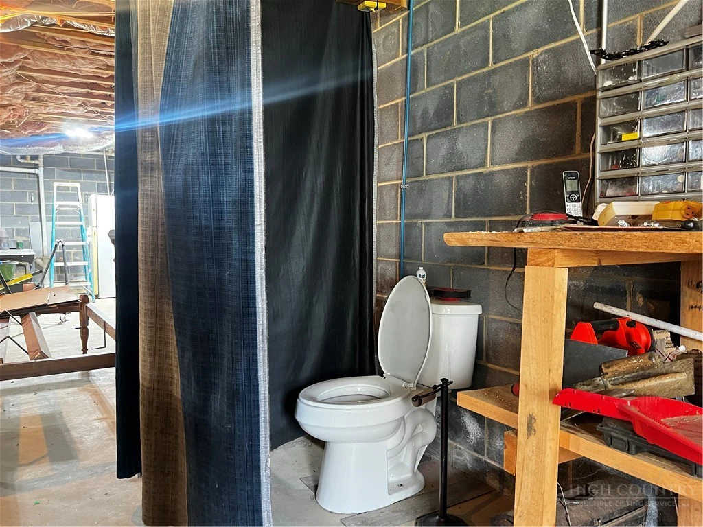Image number 17 for the current listing