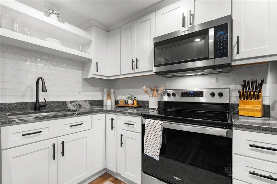 Image number 14 for the current listing